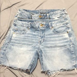 Light colored Midi shorts.